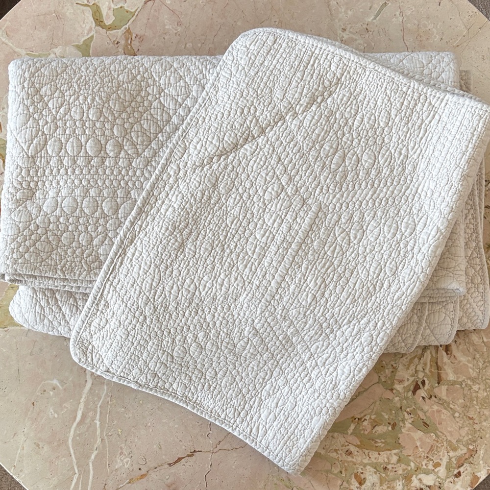 Matelasse Blanket and Shams by Nicole Miller in light pink / mauve